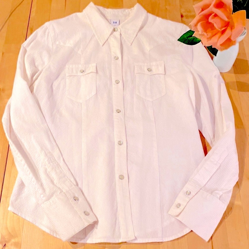 Gap white long sleeved Cowboy snapped shirt, front pockets, longish cuffs